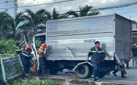 Cảnh sát giải cứu hai tài xế xe tải mắc kẹt trong cabin