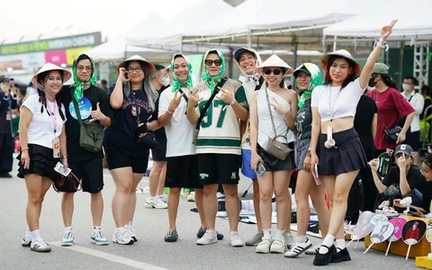 Fan Việt thuê xe sang quảng bá G-Dragon khắp Hà Nội, có người đòi theo về Hàn