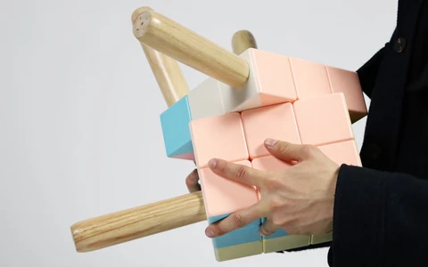 Ghế Rubik độc đáo - Muốn ngồi phải… giải đố!