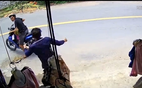 Tên trộm sầu riêng bị bắt quả tang vì không nổ được xe máy tẩu thoát