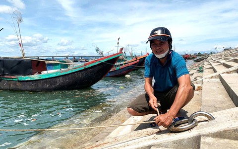 Luồng lạch bồi lấp, ngư dân gặp khó đưa tàu thuyền vào cảng cá mới xây dựng
