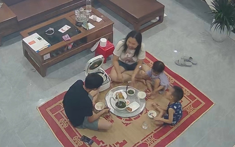 Bố mẹ cười ngặt nghẽo với nỗi lòng lo xa của con trai