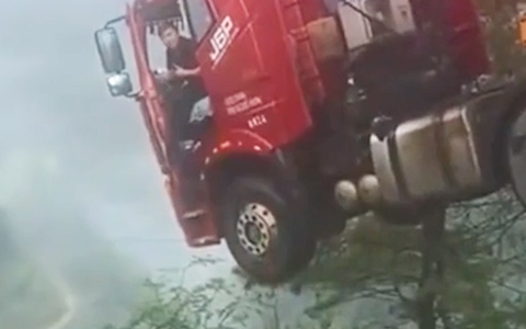 Sập cầu ở Trung Quốc, đầu xe tải treo lơ lửng trên vực thẳm
