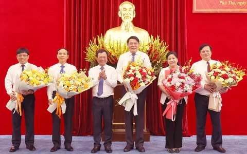 Phú Thọ chia tay cán bộ thôi không tham gia Ban Chấp hành Đảng bộ tỉnh