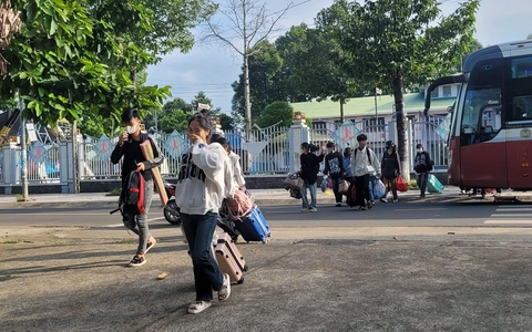 Đồng Nai: Thuê xe đưa 77 thí sinh từ lõi rừng vượt hơn 60km đến điểm thi
