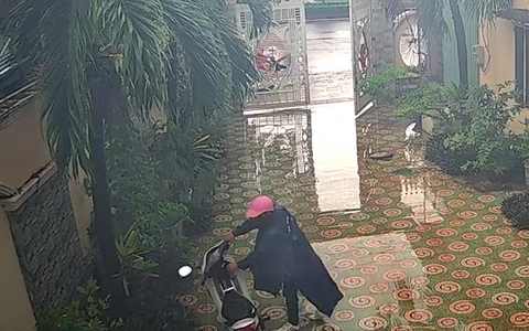 Tên trộm xe máy bị chó rượt chạy trối chết