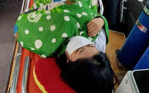 Nữ sinh nằm xe cứu thương đi thi tốt nghiệp