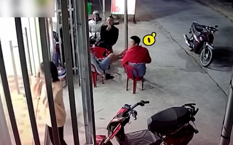 Cô gái quê một cục khi cụng đầu vào cửa kính cường lực