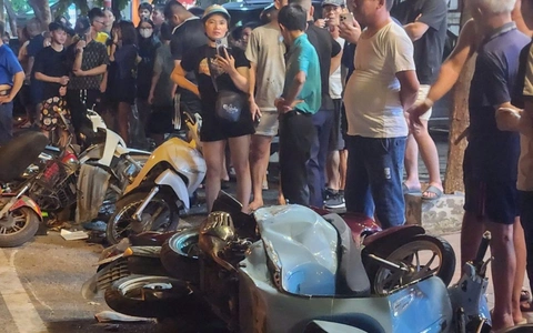 Xe hơi tông hàng loạt xe máy văng xuống đường ở Bắc Ninh