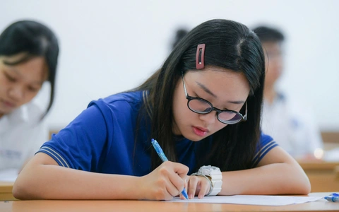 Thí sinh bắt đầu thi môn văn kỳ thi tốt nghiệp THPT 2025