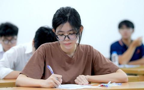 Gợi ý bài giải môn văn thi tốt nghiệp THPT 2025