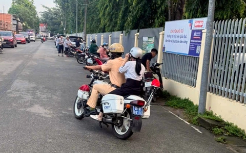 Cảnh sát giao thông chở thí sinh mang trả thẻ dự thi cầm nhầm của bạn