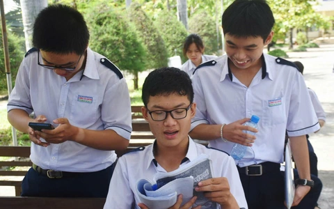 Đề môn vật lý thi tốt nghiệp THPT 2025