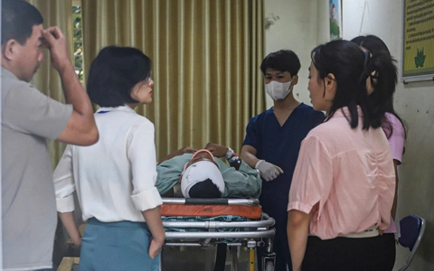 Nam sinh bị tai nạn sau môn thi toán, sáng nay vẫn đi thi bằng cáng