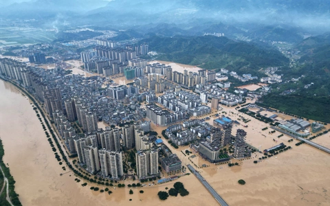 Bé gái 8 tuổi sống sót kỳ diệu sau 7 giờ mắc kẹt trong cống do lũ cuốn ở Trung Quốc