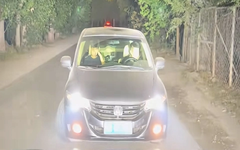 Tài xế hổ báo nhận bài học nhớ đời vì bật đèn pha ô tô