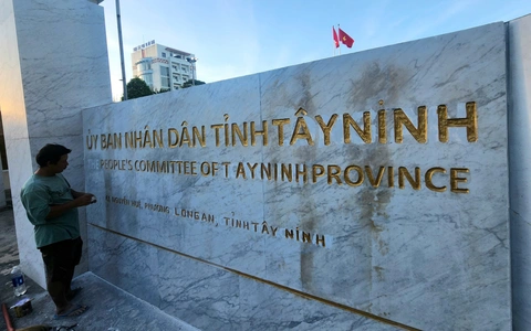 Bảng tên trụ sở UBND tỉnh Long An đổi thành Tây Ninh, chuẩn bị cho lễ công bố nhập tỉnh