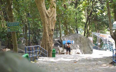 Góc nhìn trưa nay | Mưu sinh theo lối mòn trên lưng núi Bà Đen