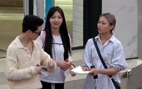 Hai cô gái ngơ ngác khi trai đẹp tặng chữ ký