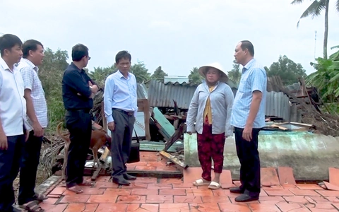 Dông lốc ở Cà Mau làm 18 căn nhà sập và tốc mái, một người mất tích