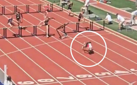 Vận động viên nhào lộn về đích sau khi té ngã để chiến thắng 100m rào