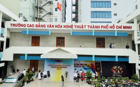 Thuê nhà hát thi tốt nghiệp hơn 100 triệu đồng, sinh viên té ngửa vì trường không đồng ý
