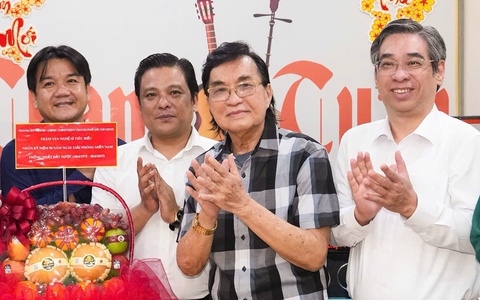 NSND Thanh Tuấn hát cải lương khi đón đoàn lãnh đạo TP.HCM đến thăm