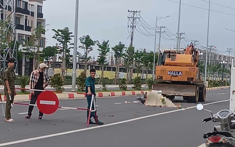 Chạy xe máy tông xe múc đất, thanh niên 20 tuổi chết tại chỗ