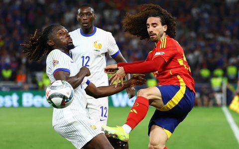 Cổ động viên Đức vẫn 'để bụng' Marc Cucurella