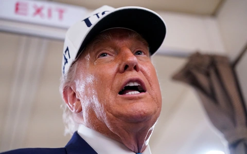 Ông Trump: 'Ukraine tạo cớ cho ông Putin ném bom mình'