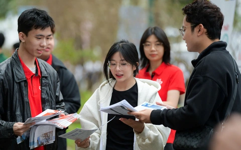 Trường đại học thêm tổ hợp mới sau khi bộ 'tuýt còi' vụ bỏ xét tuyển khối C