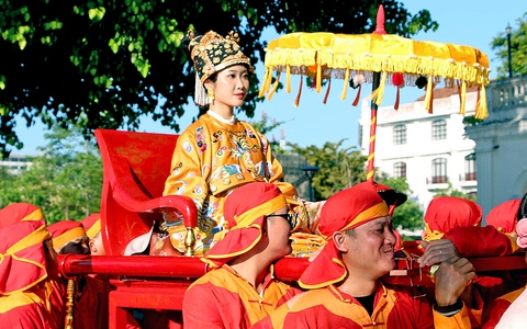 Cố đô Huế rực sắc với cả ngàn bộ cổ phục Việt diễu phố