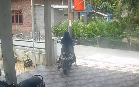 Cô gái lao vào bụi cây vì không biết chạy xe tay ga