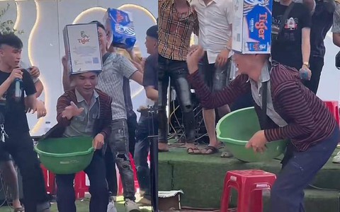 Thanh niên ôm thau nhảy vũ điệu 'sạ lúa' trong đám cưới