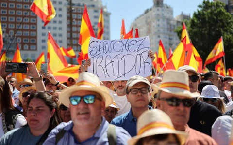 Hàng chục nghìn người biểu tình tại Madrid phản đối chính phủ Pedro Sánchez