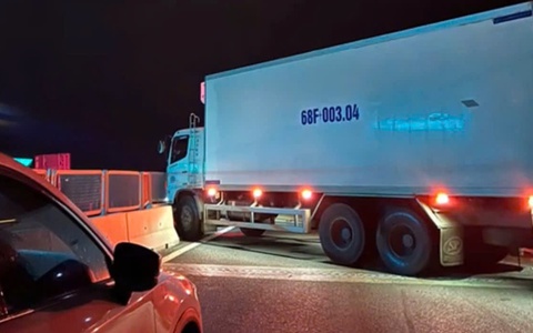 Xe đông lạnh chắn ngang, cao tốc Vĩnh Hảo - Phan Thiết kẹt dài, nhiều người xách loa hát live