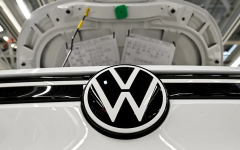 Tranh cãi logo hãng xe Volkswagen: Chữ V và W dính liền hay tách nhau?