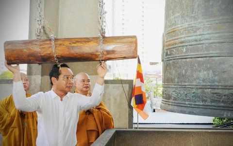 Chủ tịch Nguyễn Văn Được thỉnh chuông hòa bình cầu quốc thái dân an ở chùa Vĩnh Nghiêm