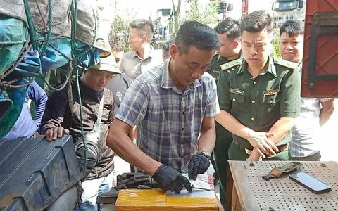 Giấu hàng trăm kg bạc trong xe container từ Trung Quốc vào Việt Nam
