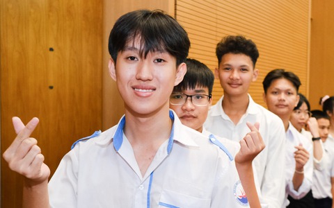 100 học sinh vượt khó khu vực Nam Trung Bộ - Tây Nguyên nhận học bổng Chắp cánh ước mơ
