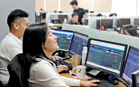 Tổ chức quốc tế đồng loạt sửa dự báo kinh tế Việt Nam, 'sóng' tiền dồn dập vào chứng khoán