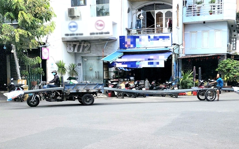 Hãi hùng xe lôi tự chế chở bó sắt 10m, chiếm hết đường ở TP.HCM