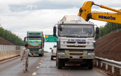 Xe đầu kéo, ô tô chạy nườm nượp trên cao tốc chưa khai thác, công nhân vừa làm vừa run