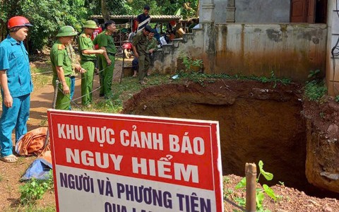 ‘Hố tử thần’ khoét sâu vào móng nhà dân ở Phú Thọ