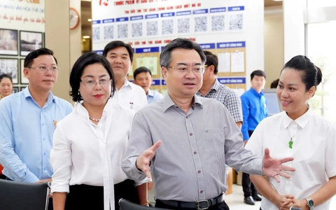 Ông Nguyễn Thanh Nghị khảo sát Trung tâm phục vụ hành chính công phường Phú Thọ, Bình Thới