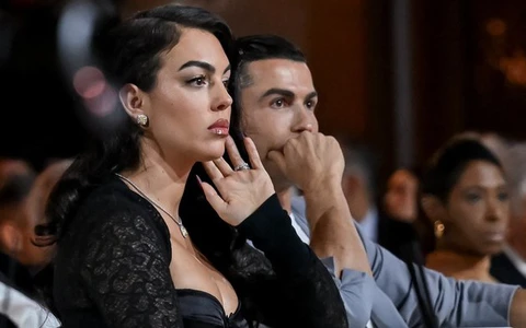 Bạn gái Georgina 'khoe ảnh' khiến Ronaldo bị chỉ trích