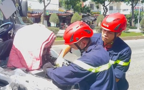 Cabin xe tải bẹp dúm sau tai nạn, cảnh sát phải cắt cửa đưa nạn nhân ra