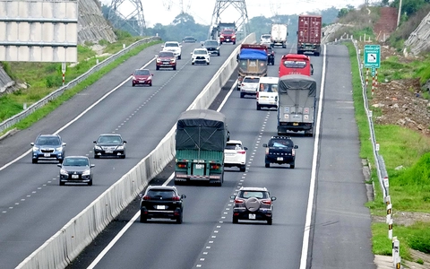 Ức chế xe chạy kiểu 'rùa bò', không giữ khoảng cách trên cao tốc