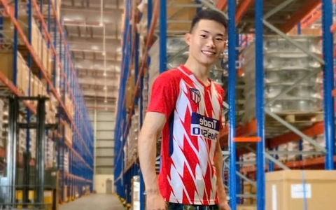 Chàng trai quăng xe, lao tới cứu cháu bé trước mũi tàu hỏa
