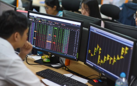 Chứng khoán tăng vùn vụt sau khi đột ngột lao dốc, 'cá mập' lãi đậm cỡ nào?